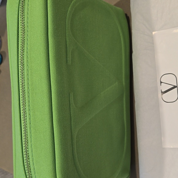 New never used Valentino bag pouch clutch 9x6 in vibrant spring color VLogo bag - Picture 3 of 7